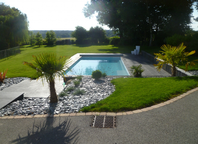 Création d'un jardin avec terrasse et piscine
