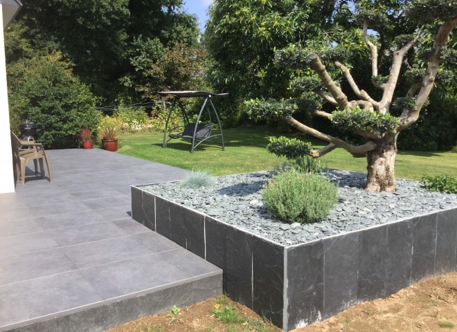 Terrasse en grès cérame sur plots et jardinière en palis d'ardoise pour amener un vrai plus à votre jardin