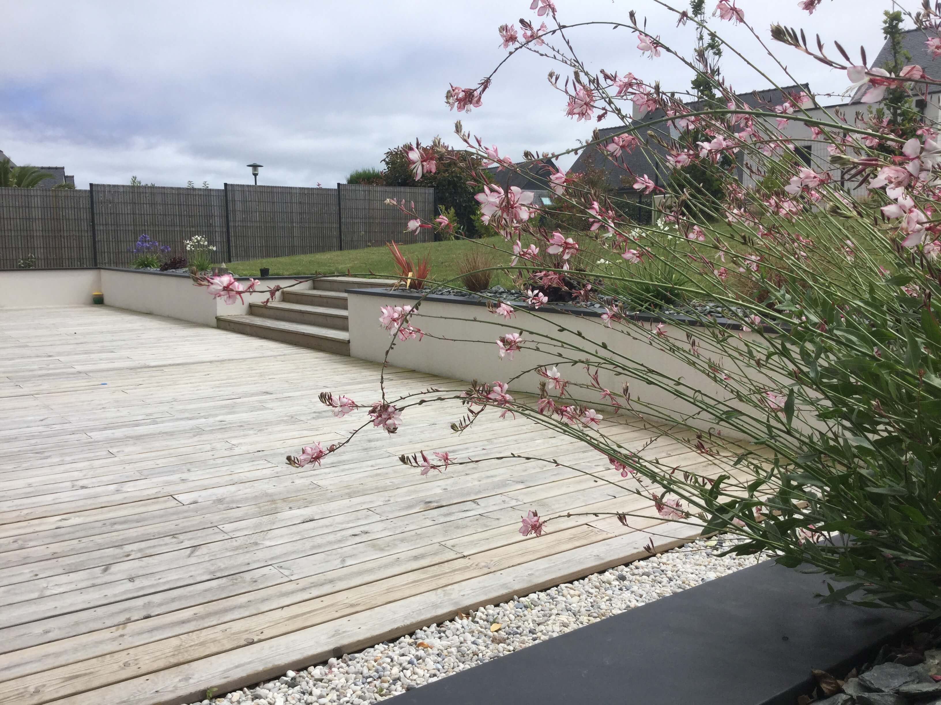 Aménagement d'une terrasse en contrebas du jardin