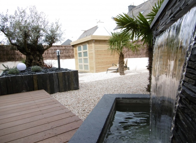 Aménagement d'un petit jardin avec une fontaine