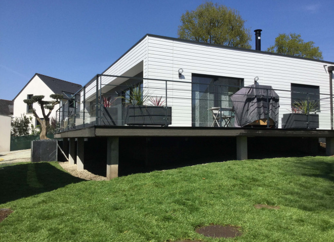 Création d'une terrasse en composite avec jardinière